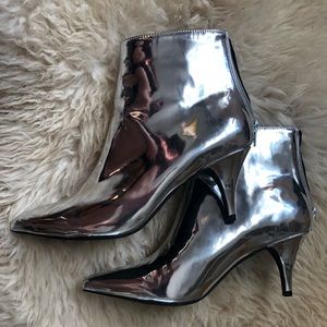 URBAN OUTFITTERS silver kitten heels sz 9